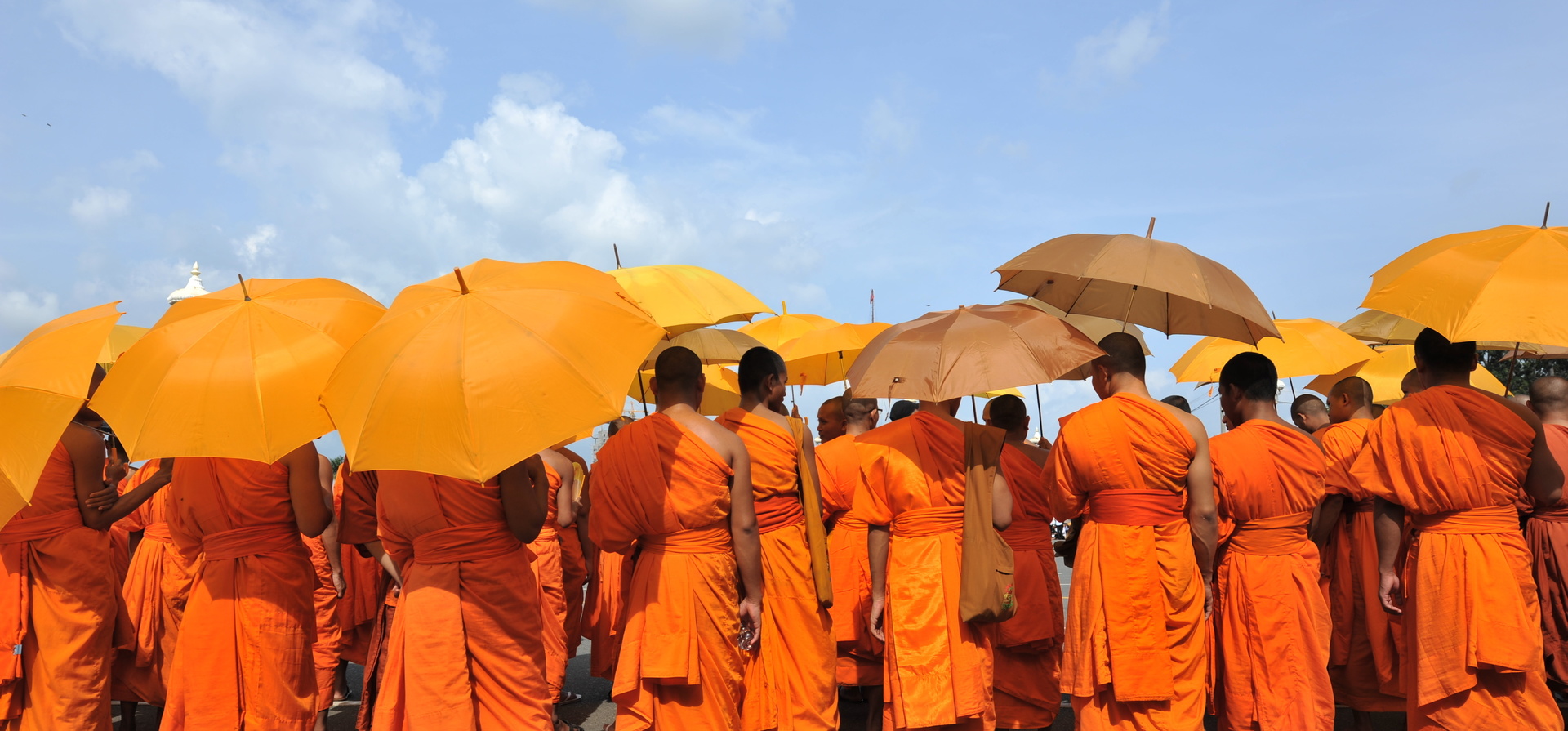 moines parapluies cambodge