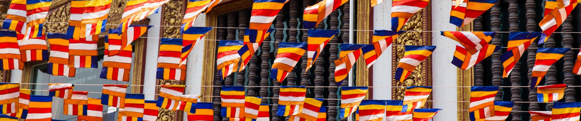 drapeaux bouddhistes temple cambodge